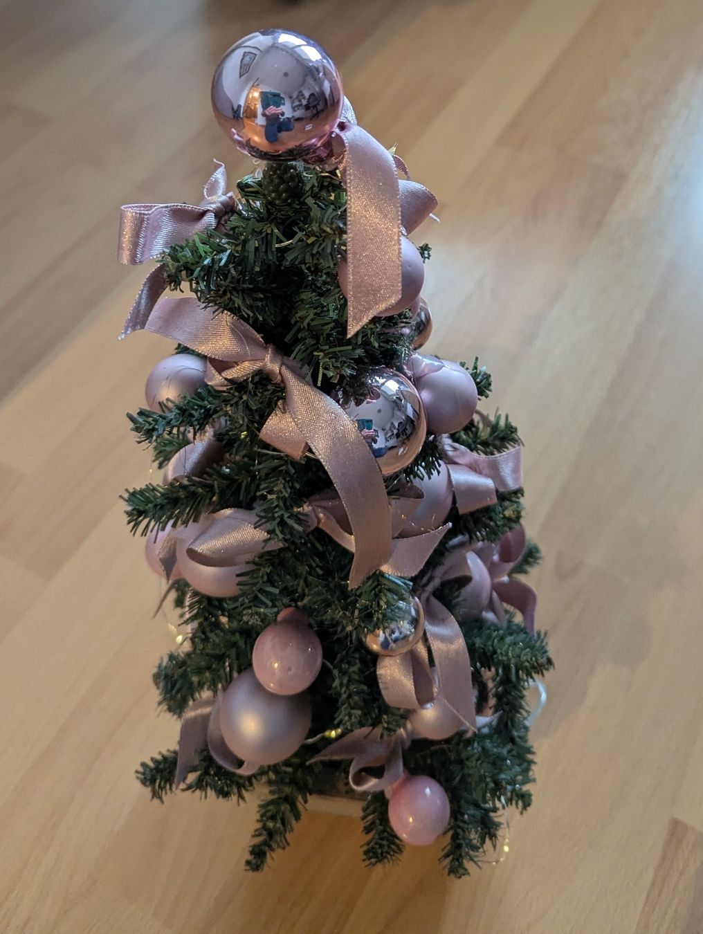 Tutte le decorazioni: Mini Weihnachtsbaum mit rosa Kugeln & Lichterkette – Usato da Horgen venduto da snickers58 2