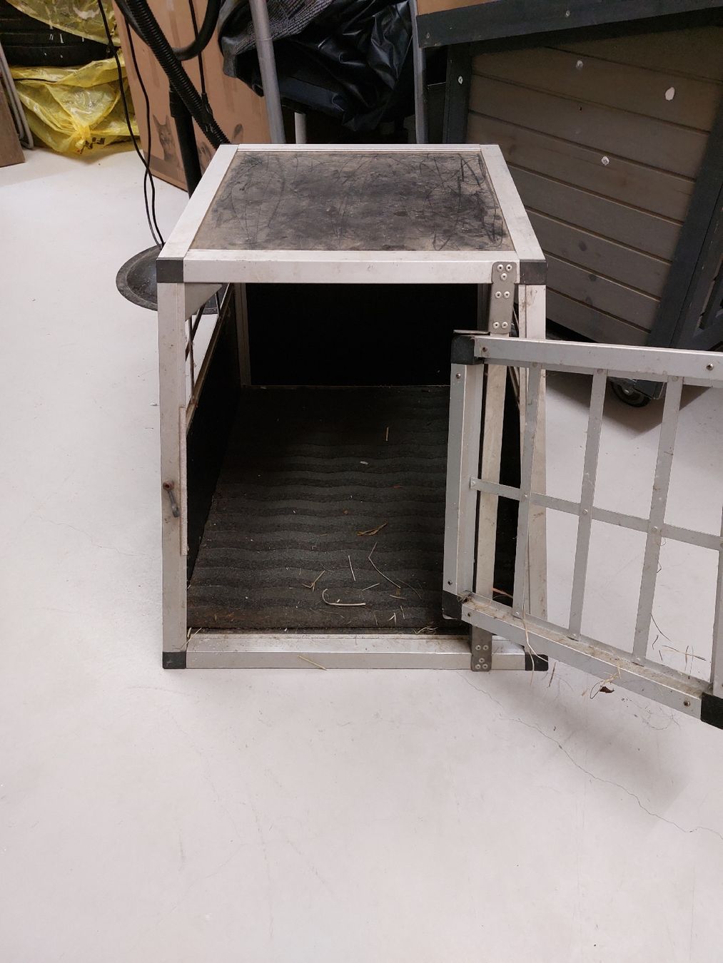 Cucce & Letti: Auto Hundebox Alu/Holz Grösse S – Usato da Roggwil BE venduto da zoeri46 1