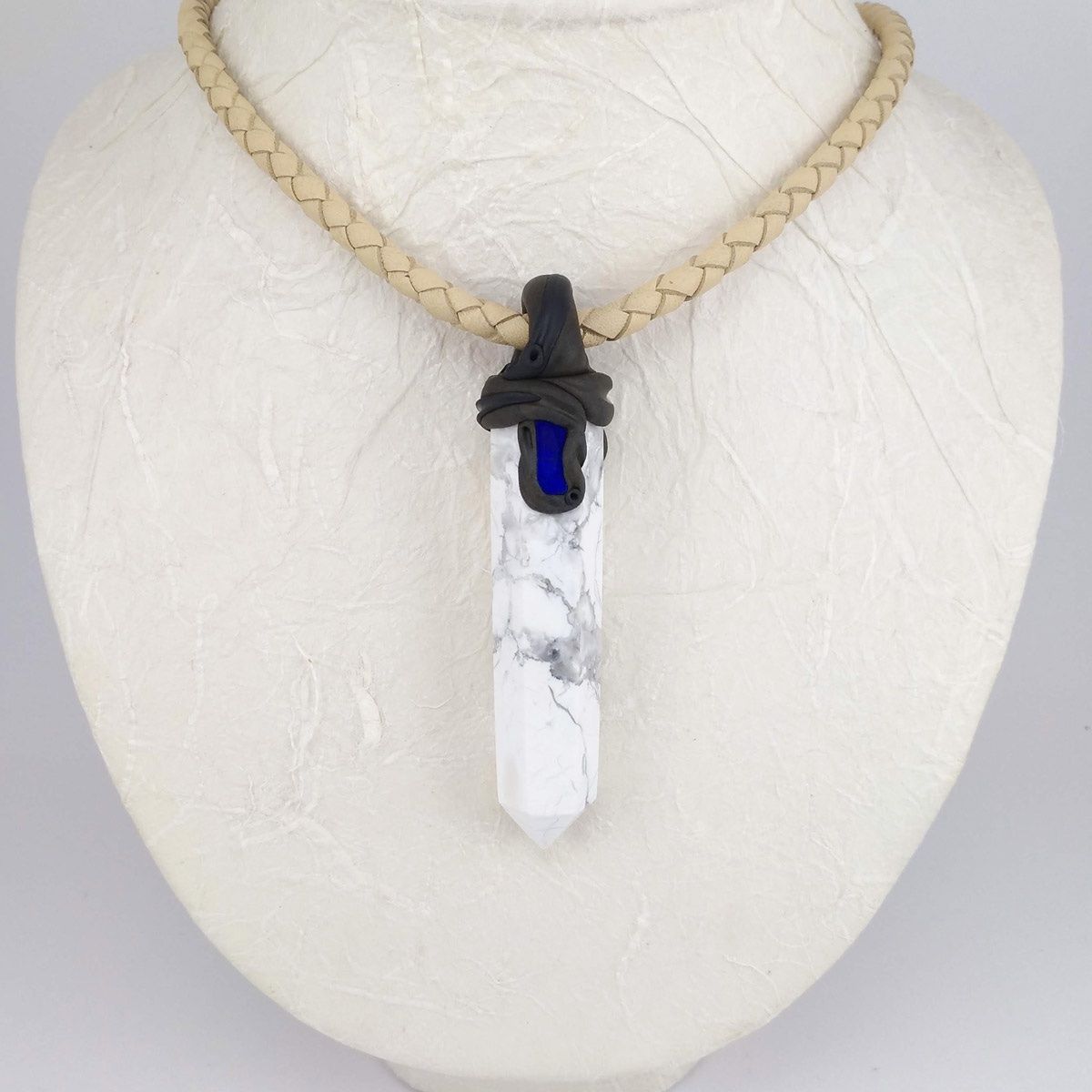 Catenine: Magnesit Steinanhänger mit eingefasstem Lapislazuli – Nuovo e nell'imballaggio originale da Meilen venduto da Byrd-bijoux 1