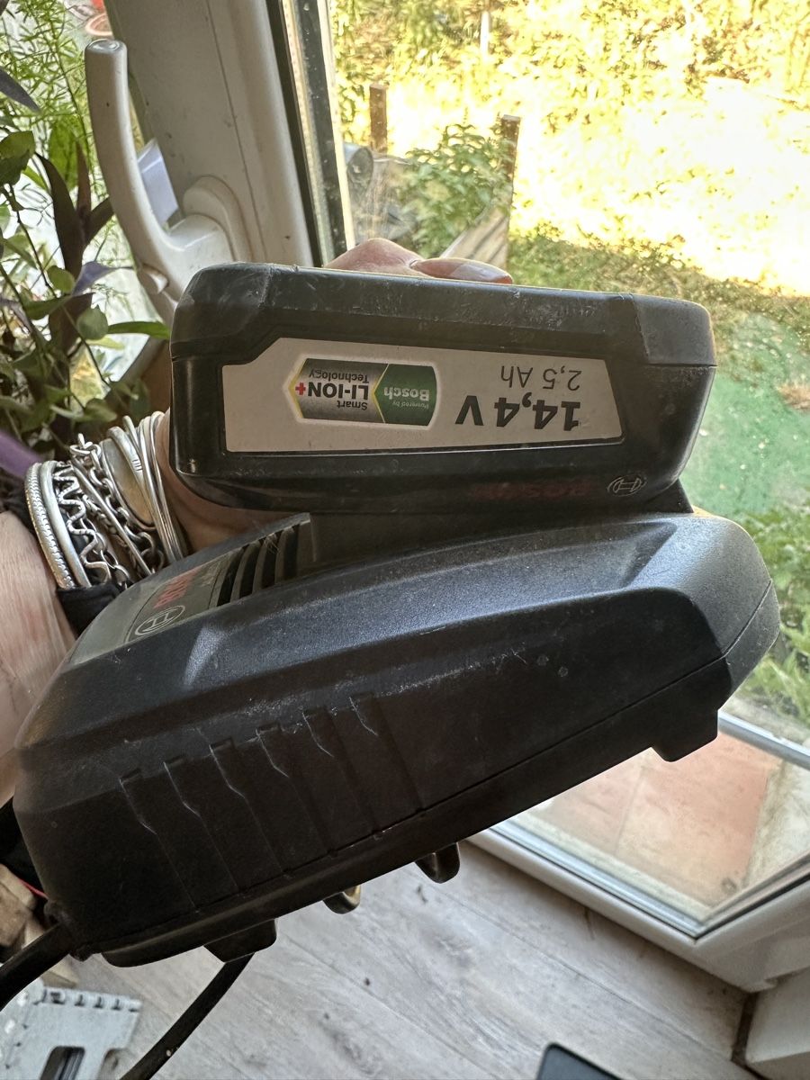 Bosch Caricatori & Batterie: Bosch Ladegerät mit Akku 14.4V 2.5Ah – Usato da Wil AG venduto da Rajaluna 2