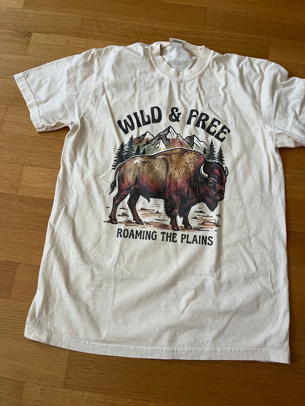T-Shirts: T-Shirt: Wild & Free – Neu (gemäss Beschreibung) aus Luzern von Aleoschli