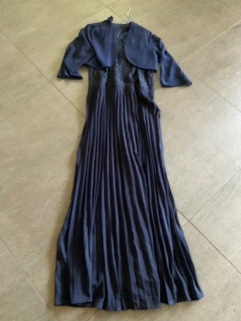 Robes: Festkleid lang mit Jäckchen – D'occasion à Schübelbach par S1CH 1