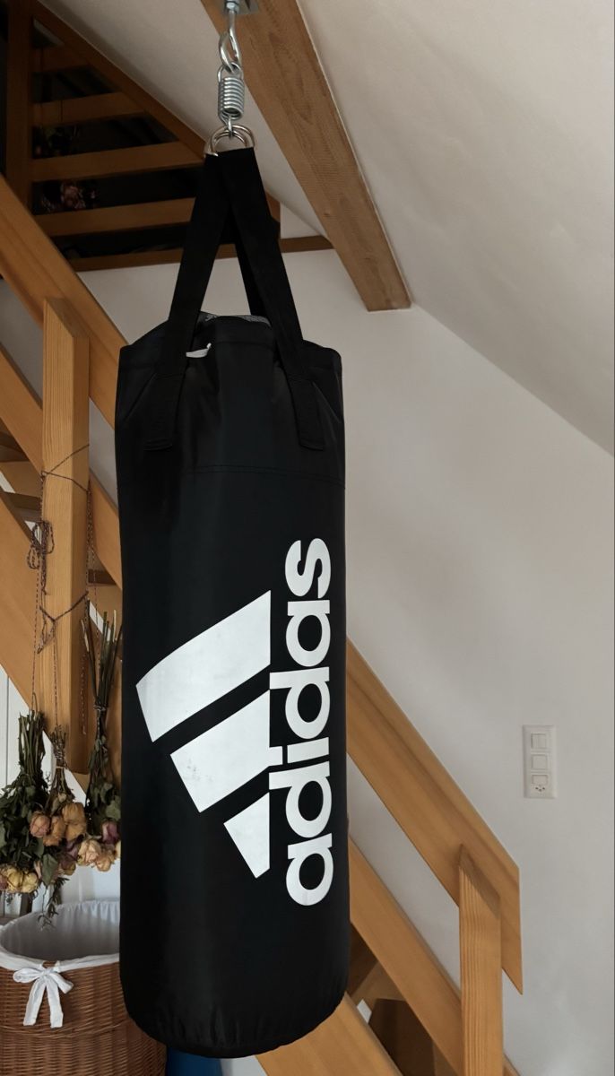 Sacchi da boxe: Adidas Boxset 90x30cm Boxsack mit Handschuhen – Usato da Kehrsatz venduto da lea_sk9s 1