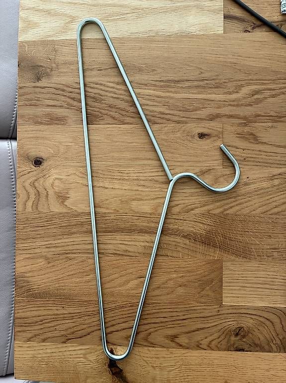 Sonstige Dekorationen & Accessoires: Kleiderständer aus Metall mit eisernen Kleiderbügel – Gebraucht aus Steffisburg von lar_r2c8 2