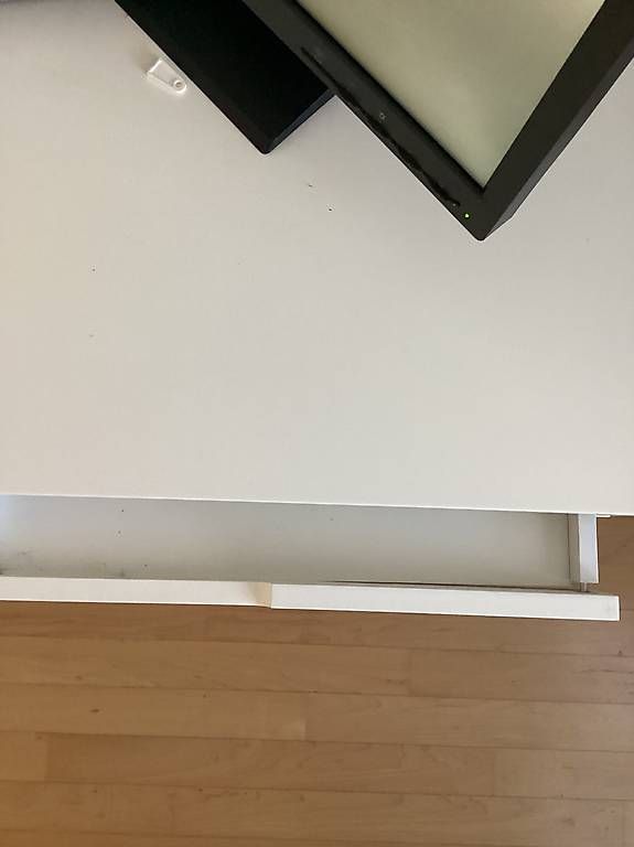 Bureaux: Desk white 140x58x75 – Défectueux à Zollikerberg par lor_5ywx 3
