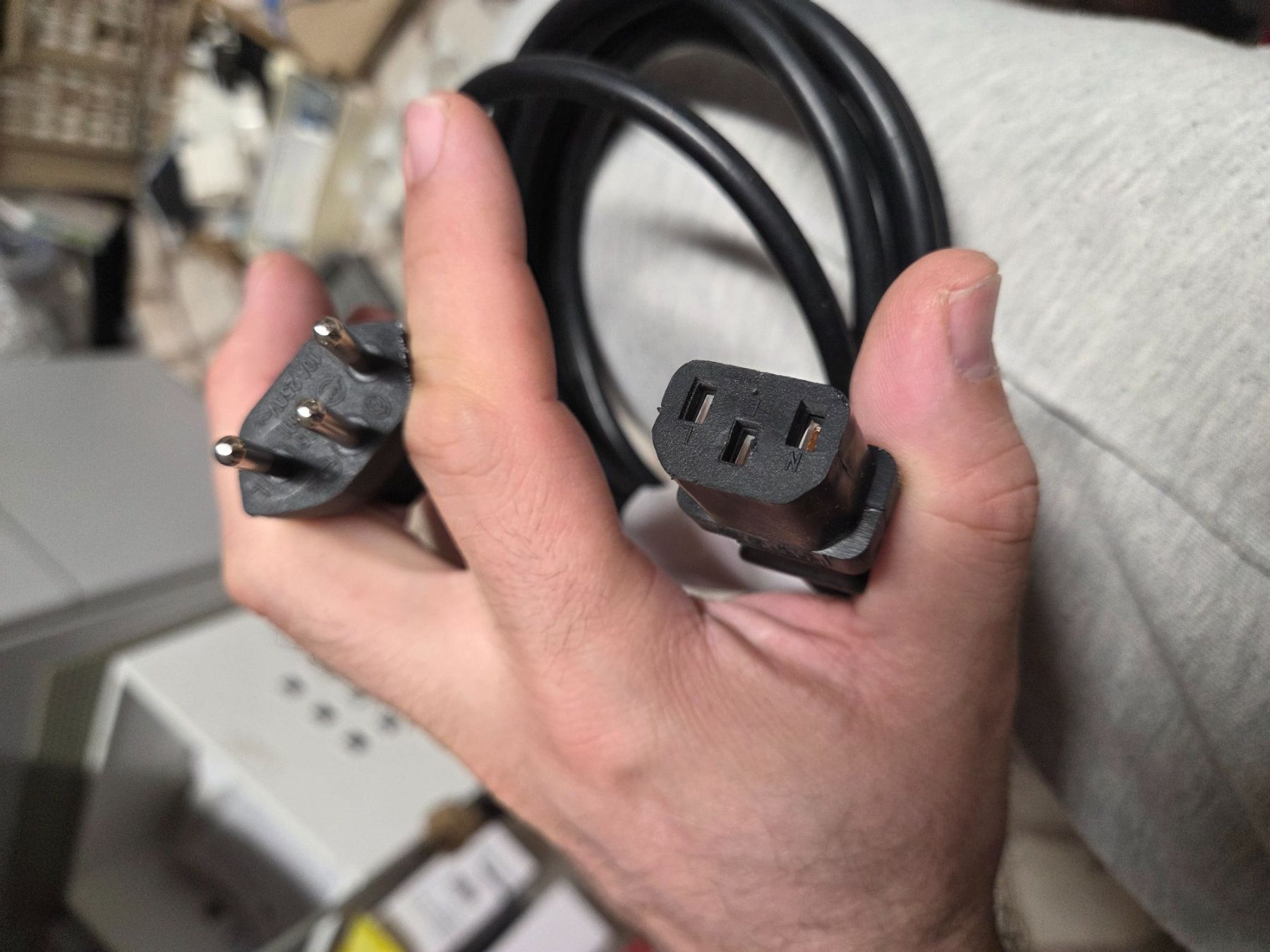 Cavi: Netzkabel C13 1.4m T12 Anschlusskabel – Usato da Zürich venduto da eymen20 2