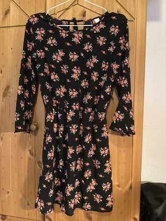 Sommerkleid schwarz mit Blumenmuster Gr. 36/S, Damenkleid fr