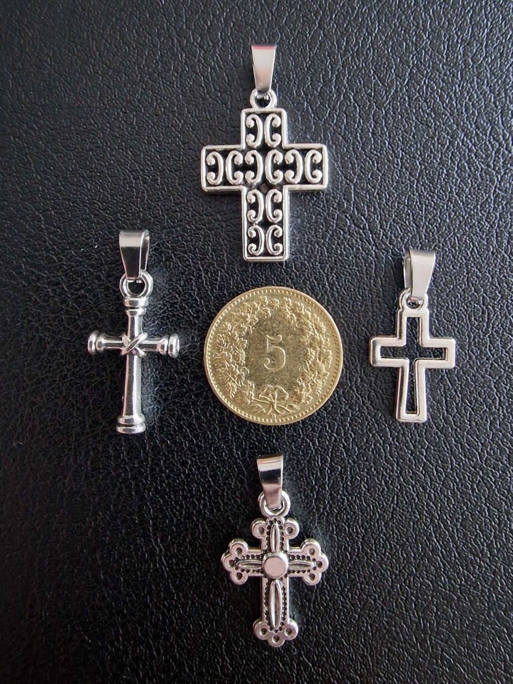 Ciondoli: 4 croix argentées, + trèfle à 4 feuilles – Nuovo e nell'imballaggio originale da Puidoux venduto da mic_c2fh