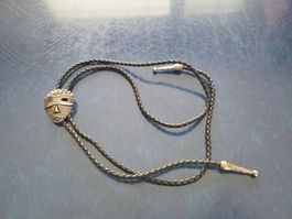 Hübsche Bolo Tie (Westernkrawatte) mit Metallmaske!