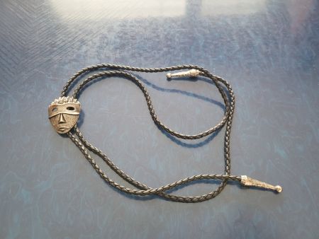 Hübsche Bolo Tie (Westernkrawatte) mit Metallmaske!
