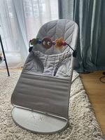 Sehr gut erhaltene BabyBjörn Bliss Wippe mit viel Zubehör