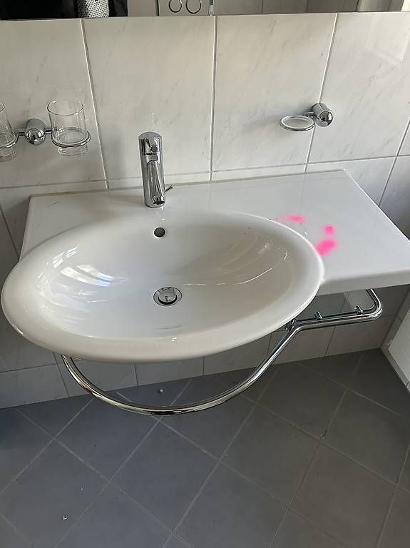 Lavabi & lavandini: Lavabo mit Tuchstange und GlasTablar – Usato da Stans venduto da Benzen