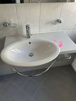 Lavabo mit Tuchstange und GlasTablar