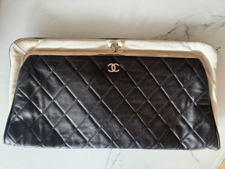 Chanel Clutch mit Mini-Portemonnaie – Perfekter Zustand