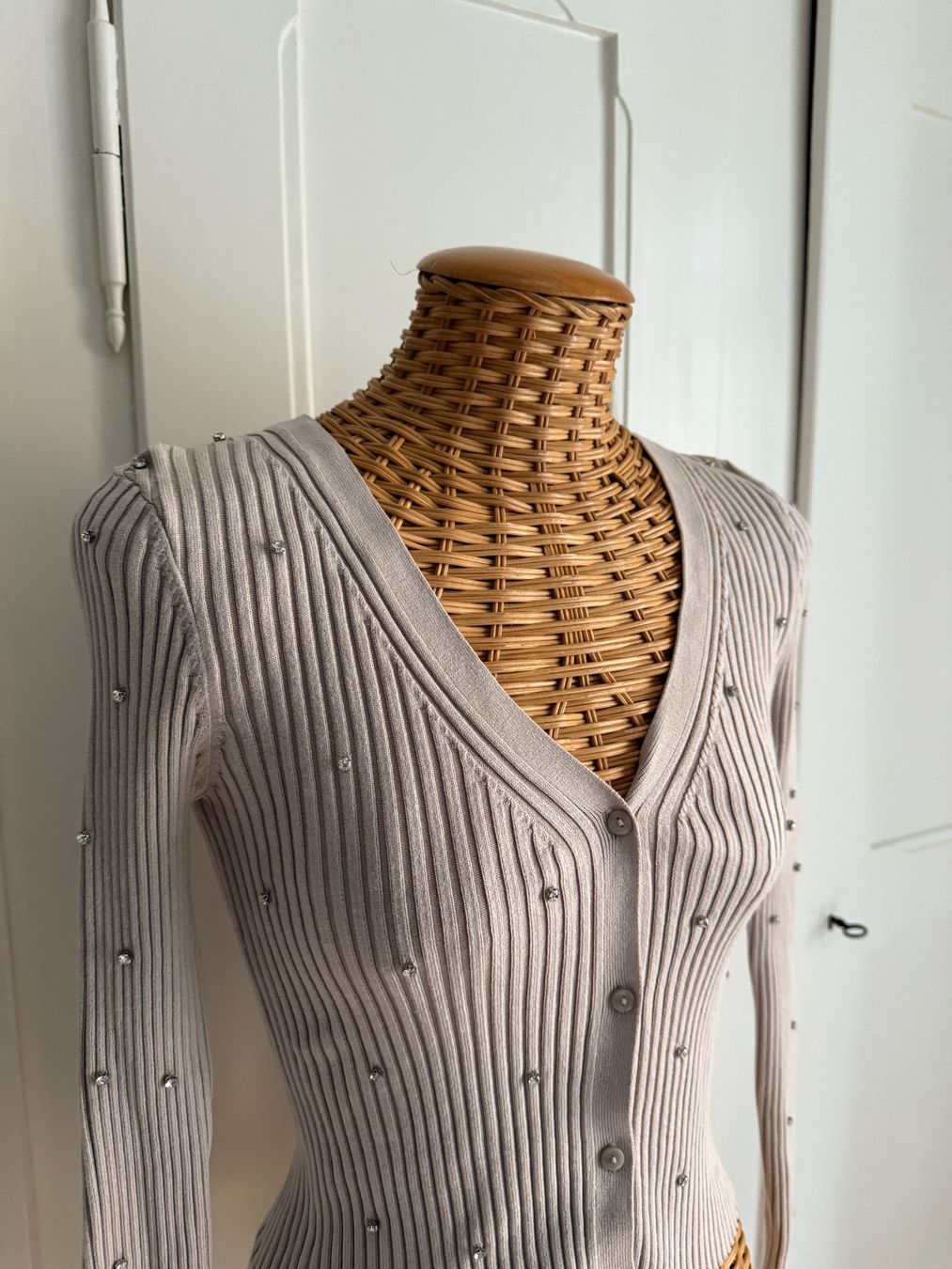 H&M Jacken: Cardigan Strickjacke greige mit Strass XS – Gebraucht aus Zürich von Diazaio 1