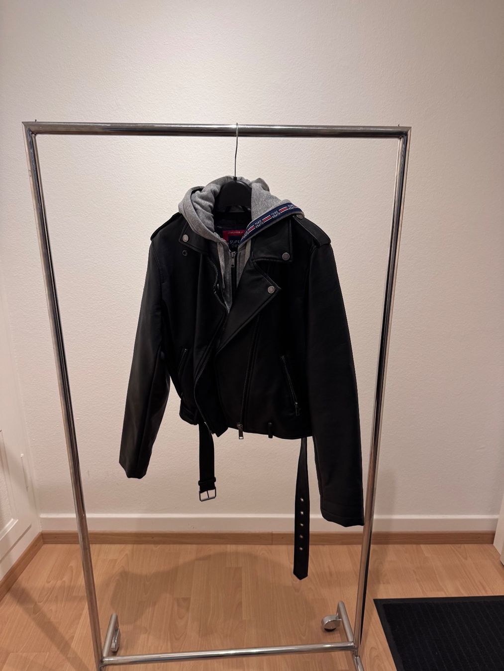 Superdry Giacche: Superdry  (Kunst-)Lederjacke Schwarz mit Kapuze – Usato da Zürich venduto da GC96