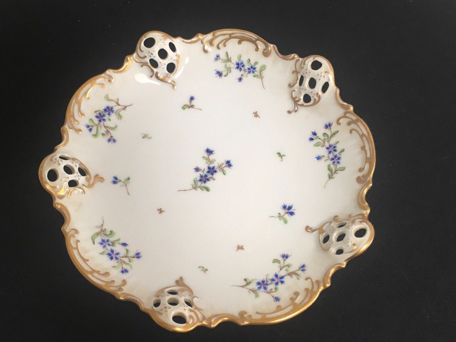 Piatti di portata: Kornblumen Gebäckschale handbemalt – Usato da Basel venduto da citystore