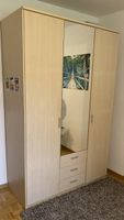Chambre avec lit, armoire et bureau (Palézieux-Gare VD)