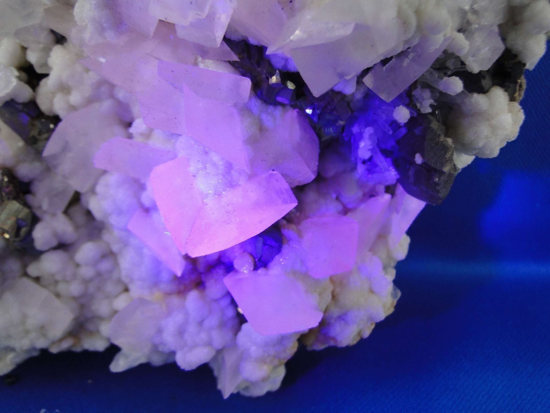 Minerali & Pietre curative: Calcit (UV-Pink) mit Arsenopyrit – Usato da Schinznach Bad venduto da Demerald 6