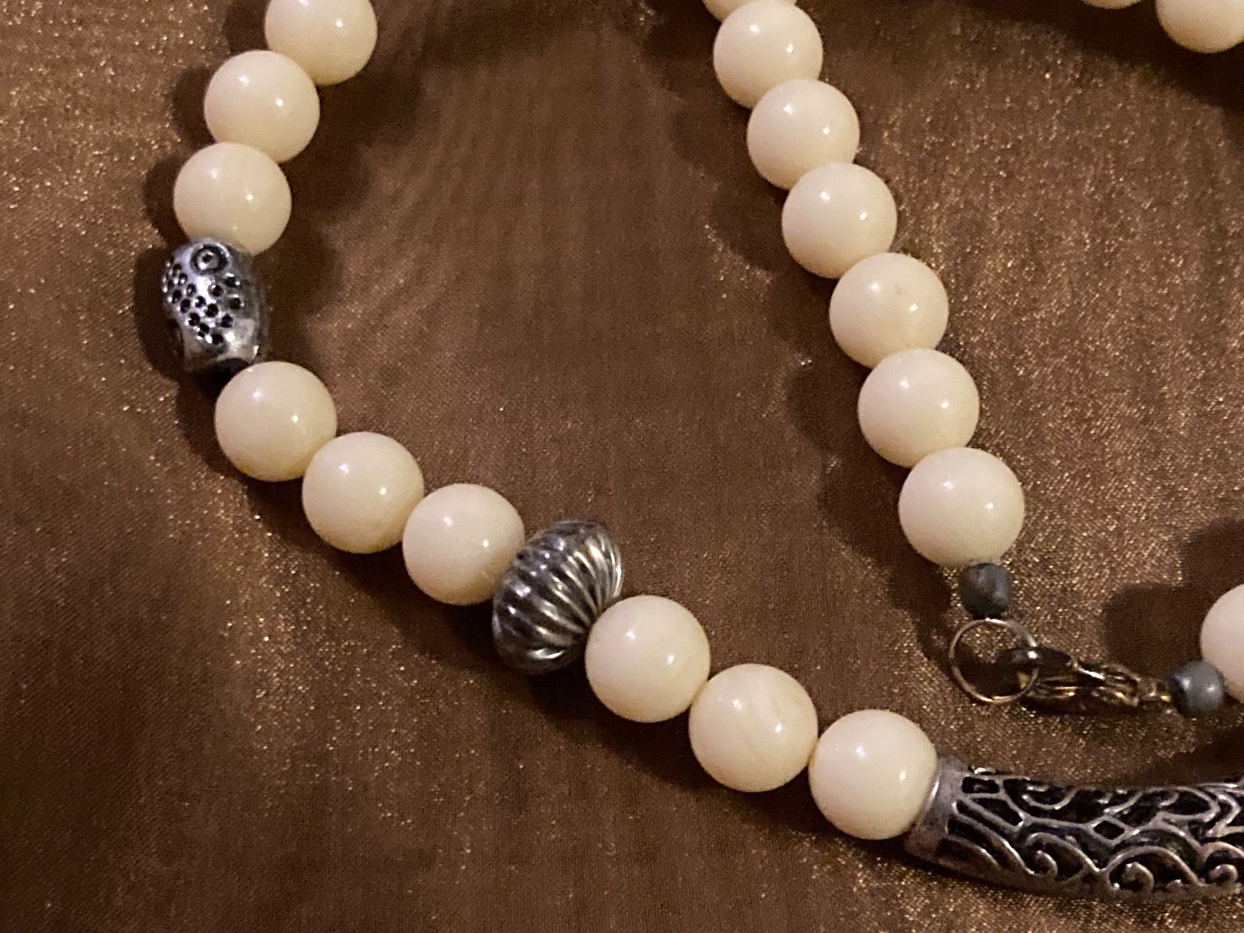 Ketten: Collier perles crème avec éléments décoratifs argentés – Gebraucht aus Marly von Antigona71 2