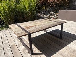 Table rustique ancienne en fer et bois.