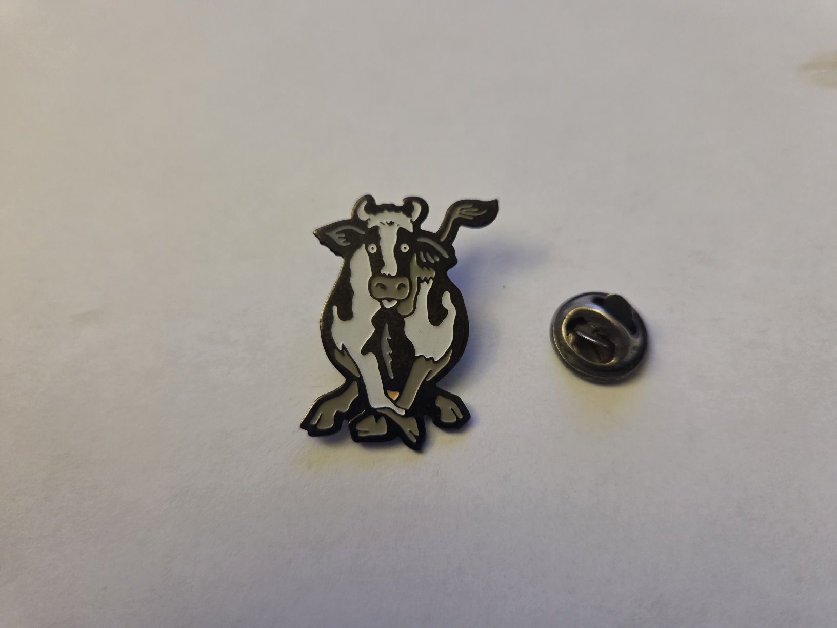 Placchette & Badge: Pin's vache rigolote  – Usato da Territet venduto da Cenh