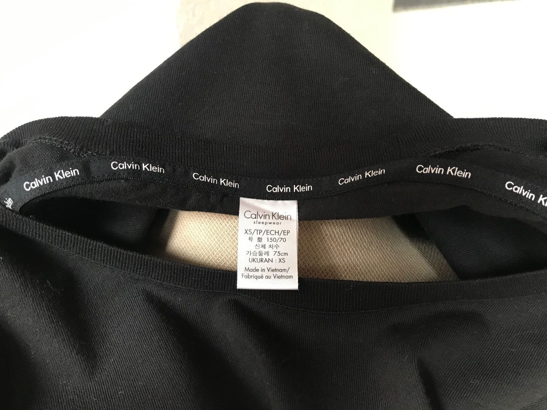 Calvin Klein T-Shirts: T-shirt Calvin Klein taille XS – Gebraucht aus Basel von Maria-Alexa 4