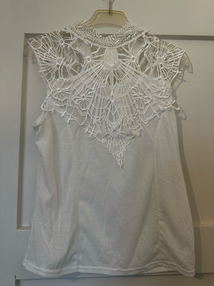 Top: Weisses Sommer Top mit Spitze, Grösse M – Usato da Chur venduto da auroraley