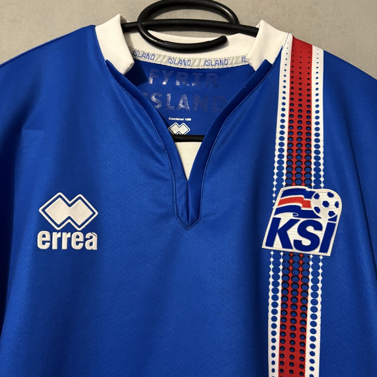 Leibchen & Hosen: Island Trikot Errea – Gebraucht aus Winterthur von LaBodega 1