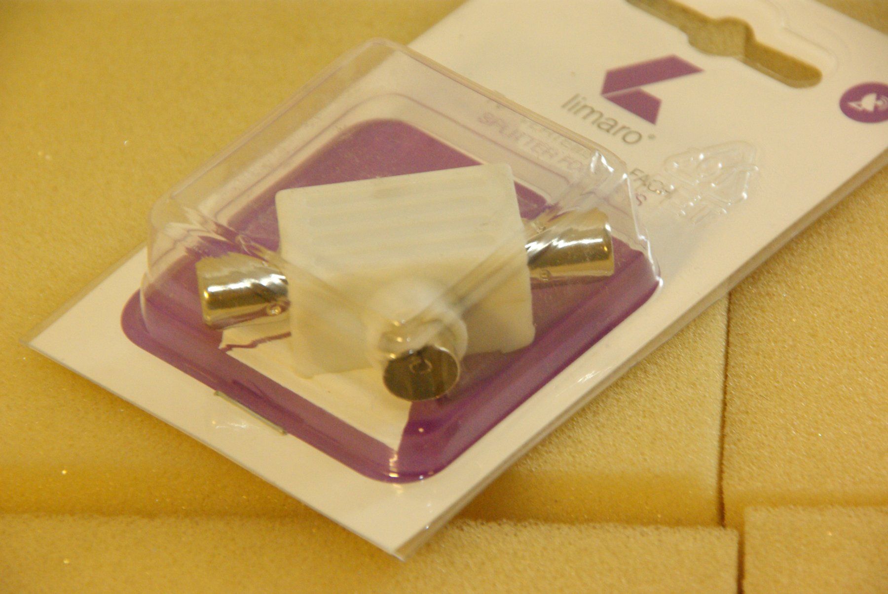 Laufwerke & Adapter: TV - Verteiler 2-fach, weiss – Neu und originalverpackt aus Herisau von Cevianer1844 2