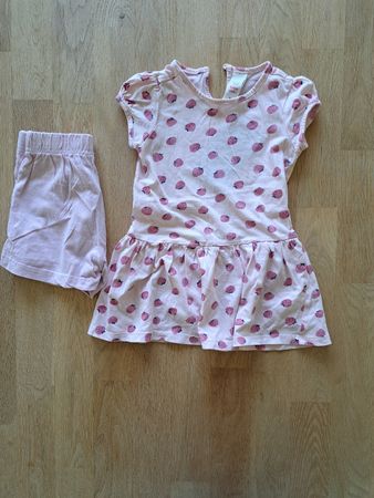 Süsses Erdbeerkleid mit Höschen, Grösse 86