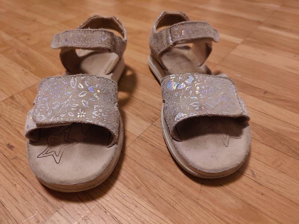 Scarpe per ragazze: Kindersandalen Gr. 33 – Usato da Sempach venduto da PascalZelli 3