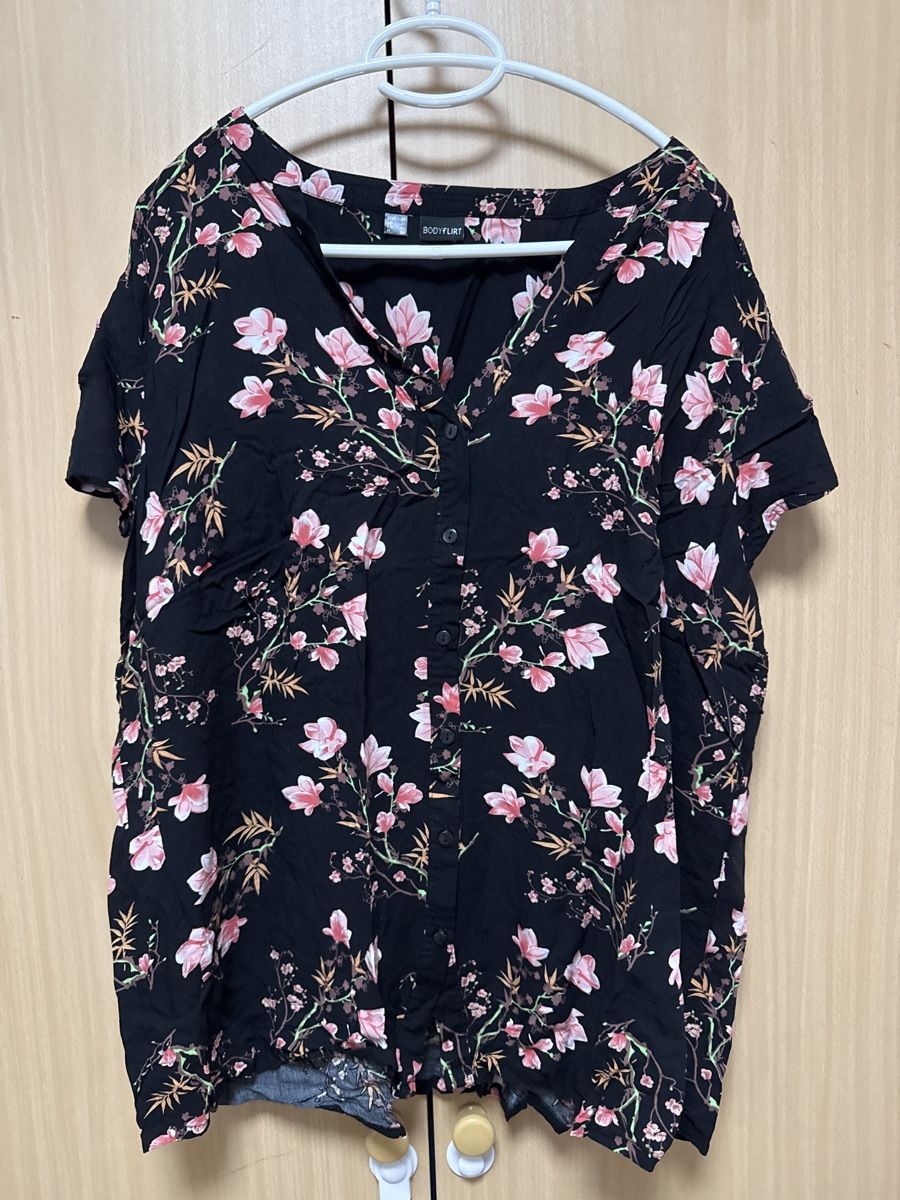 C&A Camicette: Bluse Schwarz mit Blumenmuster, Gr. 50 – Nuovo (secondo la descrizione) da Thun venduto da Vans_98