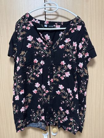 Bluse Schwarz mit Blumenmuster, Gr. 50