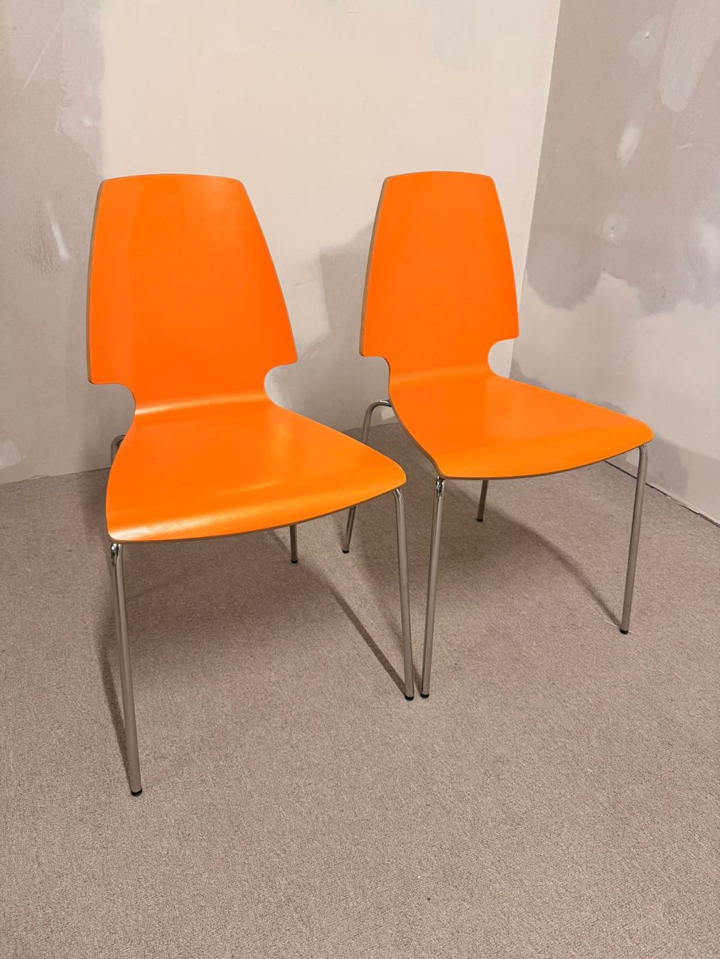Stühle: 2x Ikea Vilmar Stuhl in orange, stapelbar – Gebraucht aus Rickenbach ZH von Der-Insider