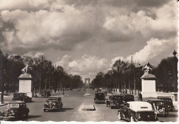 Cartoline postali: Paris Avenue des Champs Elysees mit Oldtimer 1949 – Usato da Zuerich venduto da OceanLinerPostcards