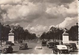 Paris Avenue des Champs Elysees mit Oldtimer 1949