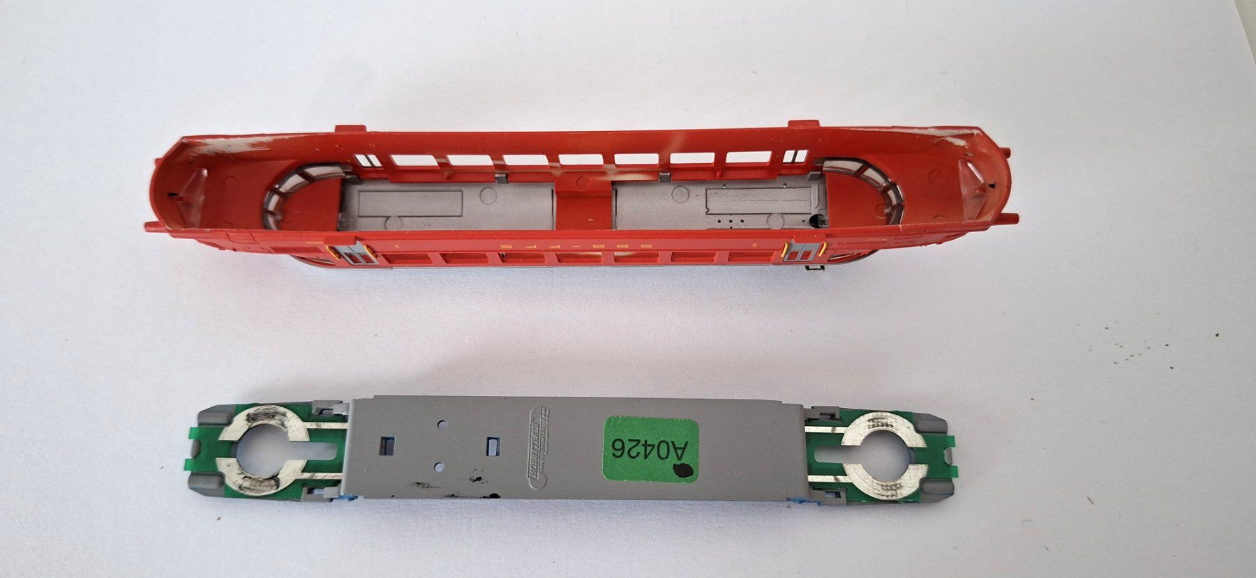 Hobbytrain Modellini di ferrovie: Hobbytrain SBB  Gehäuse usw. roter Pfeil – Difettoso da Biberist venduto da Ntrains 2