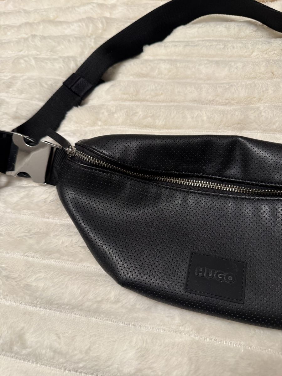 Hugo Boss Borse: Sac Banane Hugo Boss noir – Nuovo (secondo la descrizione) da Bussigny venduto da nan_nw9d 1