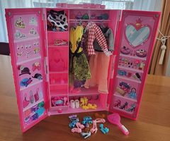 Barbie Kleiderschrank mit Inhalt