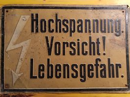 Altes Warnschild: Hochspannung, Vorsicht, Lebensgefahr!