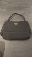 Schwarze Prada Handtasche — Perfekt für den Herbst!