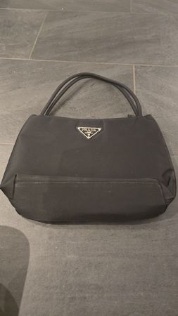 Schwarze Prada Handtasche — Perfekt für den Herbst!