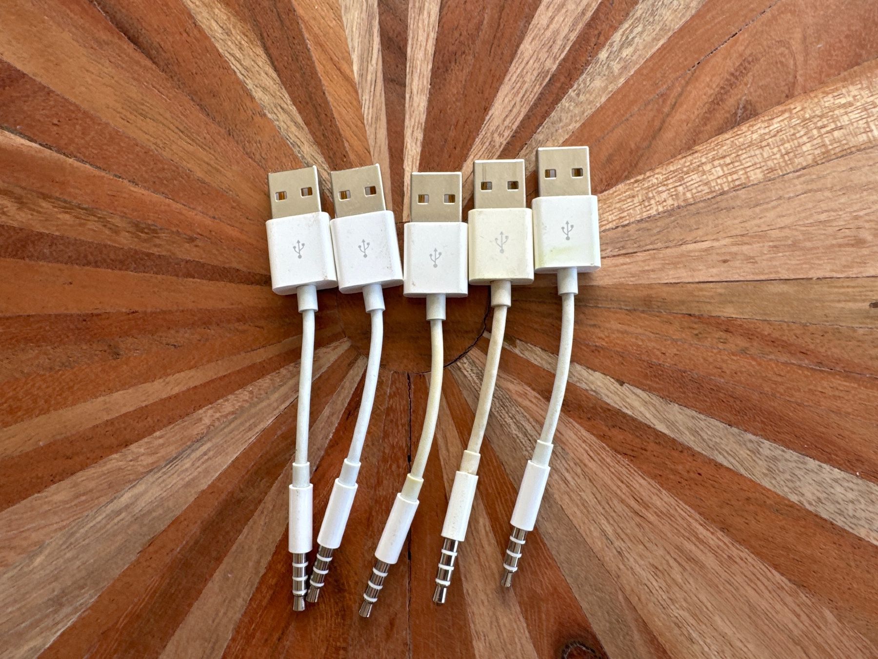 Apple Caricabatterie: Original Apple iPod Shuffle Ladekabel – Usato da St. Gallen venduto da hae_6rmh
