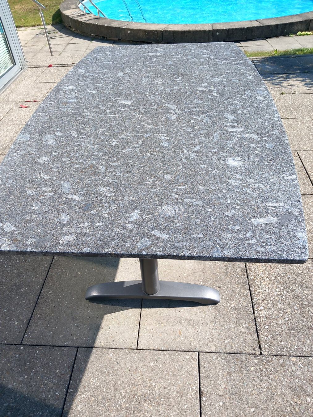 Tavoli: Gartentisch Granit Tischplatte Metallfuss rechteckig – Usato da Winterberg ZH venduto da bella.arnold 1