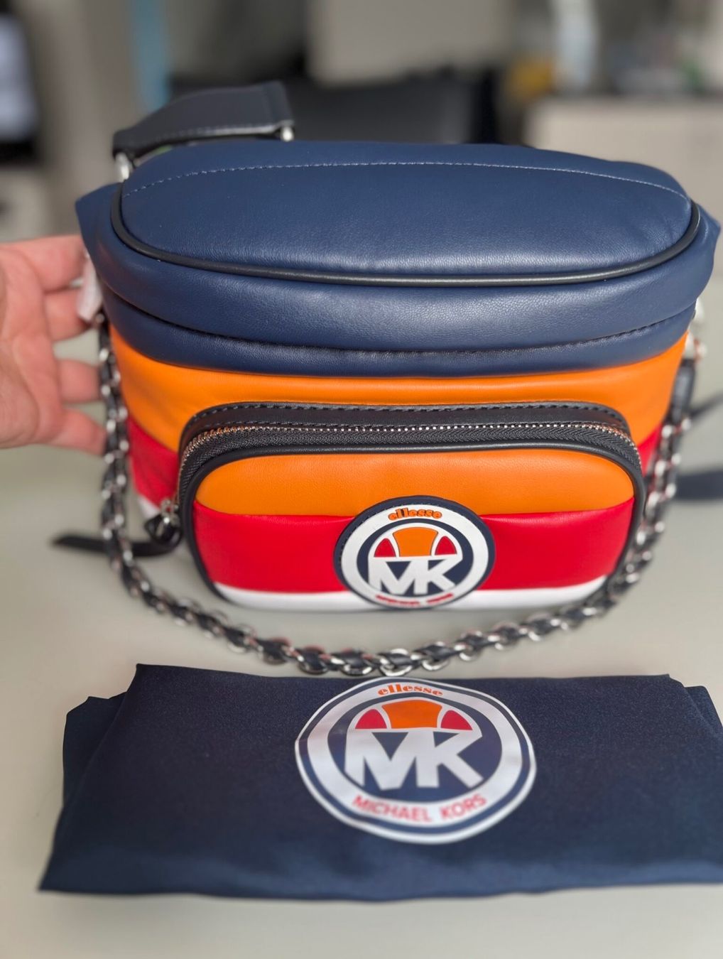 Michael Kors Sacs femmes: Michael Kors Bauch- oder Umhängetasche – Neuf avec emballage d'origine à Wiedlisbach par Sistershop