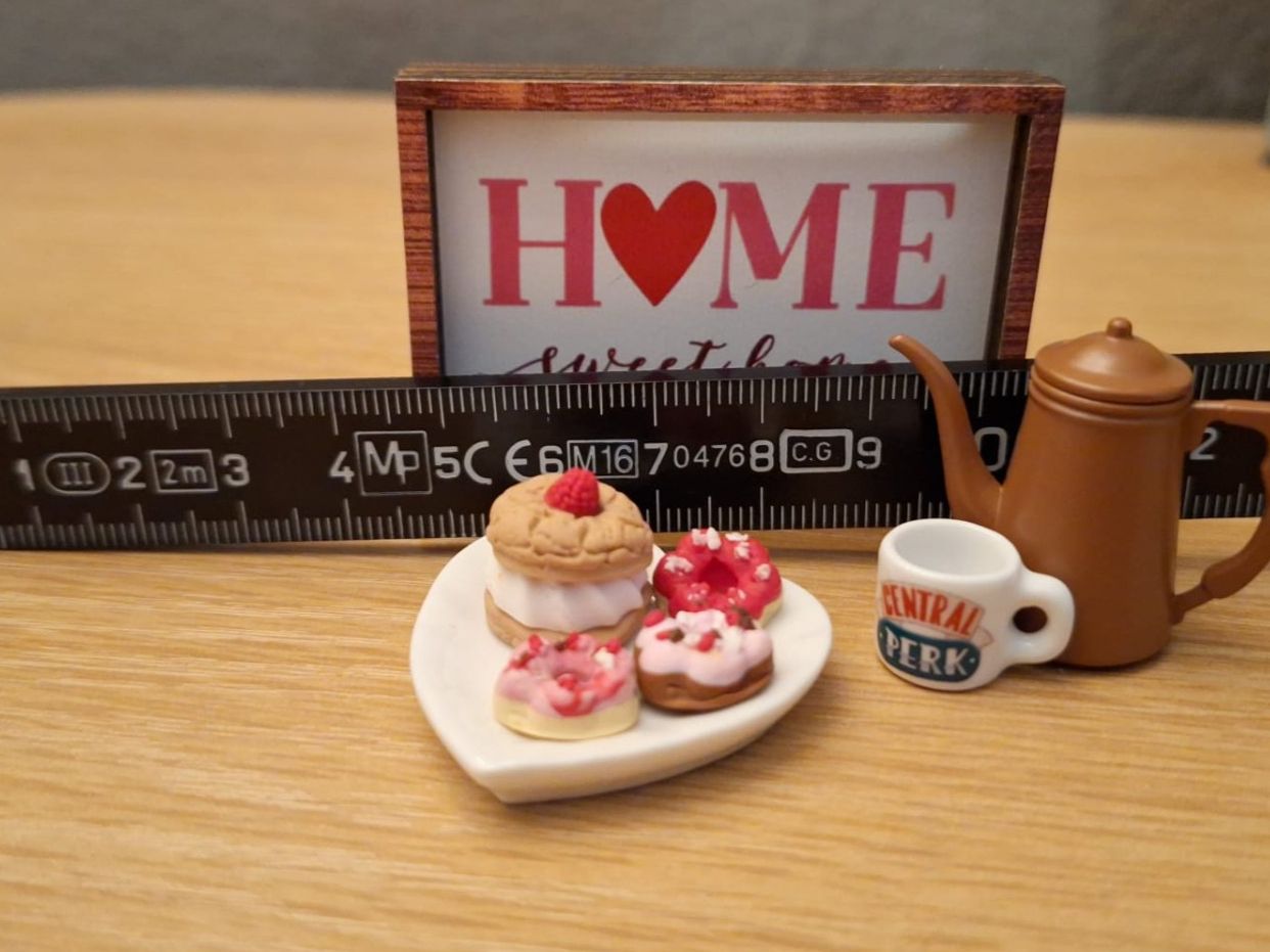 Case e mobili per bambole: Handmade Dessert mit Kaffe Set, Central Perk Tasse – Nuovo (secondo la descrizione) da Zürich venduto da HandmadeTinyFood 1
