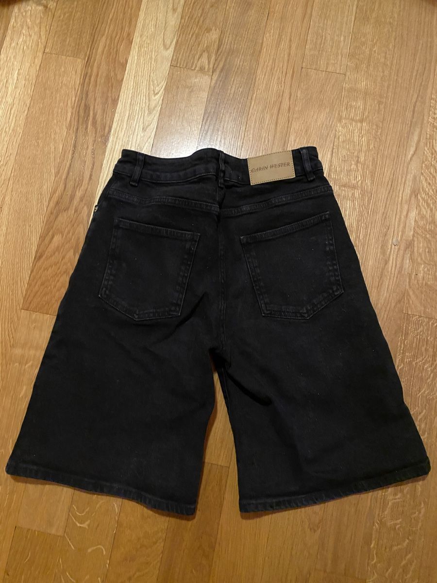Jeans: Short jeans noir Carin Wester taille 36 – Gebraucht aus Epagny von nie_n5yb 2