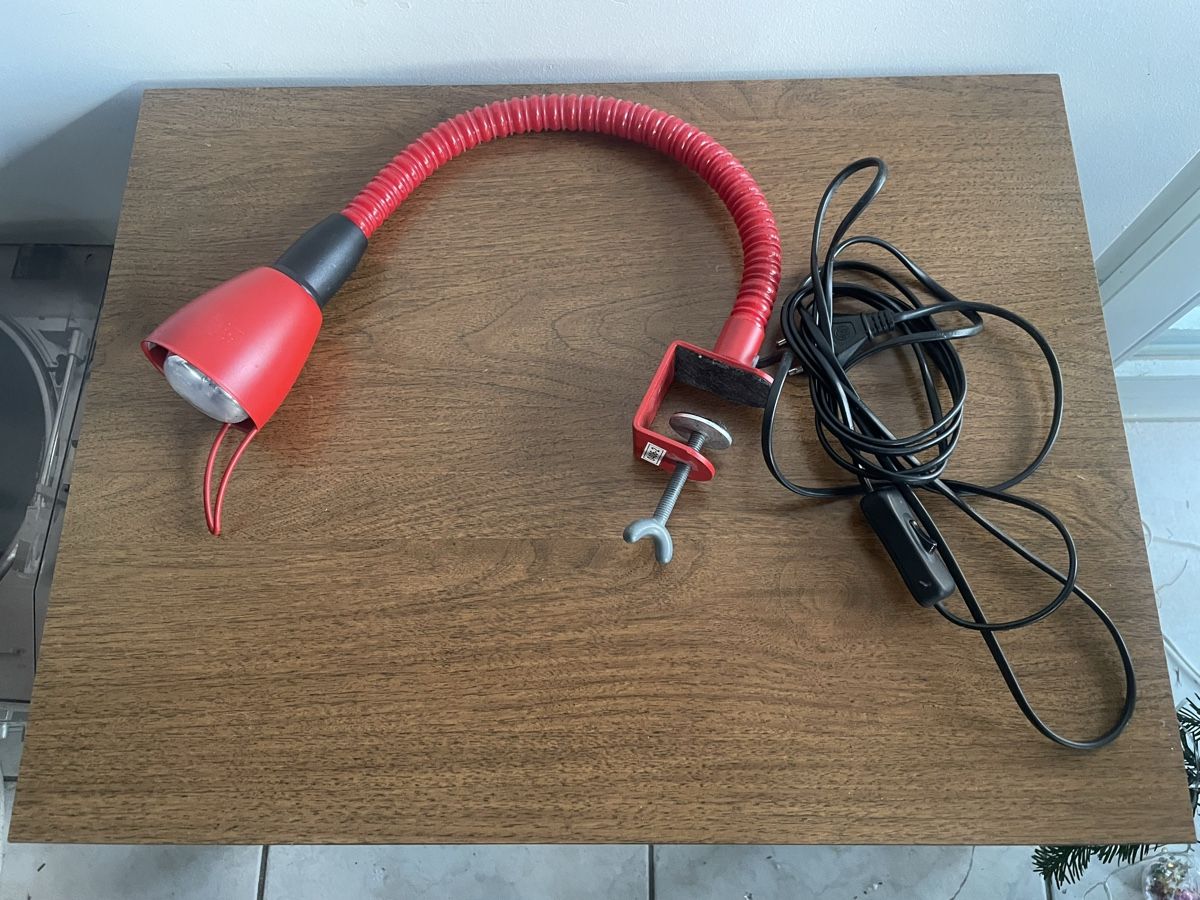 Lampade: Lampe de Bureau Vintage Rouge à Fixer – Usato da Vallamand venduto da Bricbracbroc82