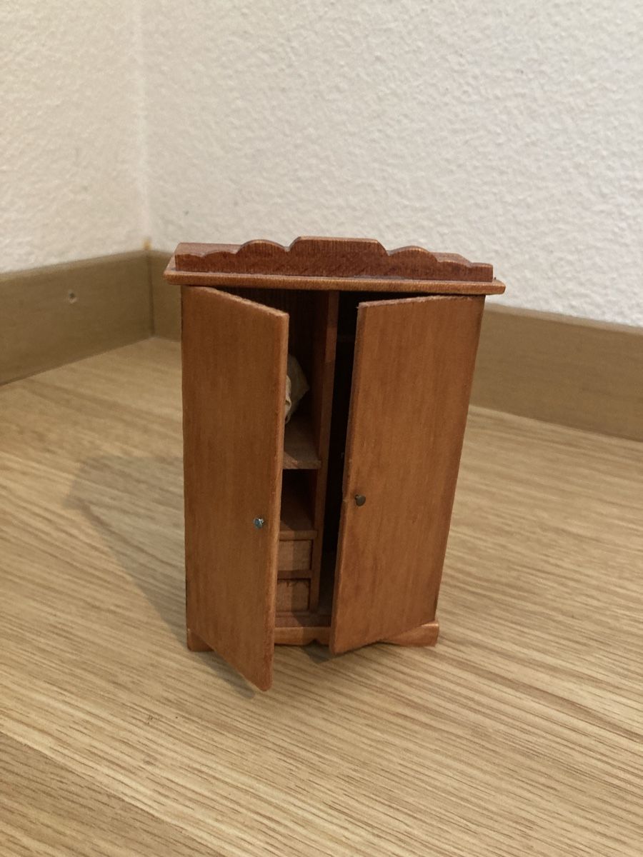 Case e mobili per bambole: Schrank Puppenhaus – Nuovo (secondo la descrizione) da Bern venduto da NAJAW85